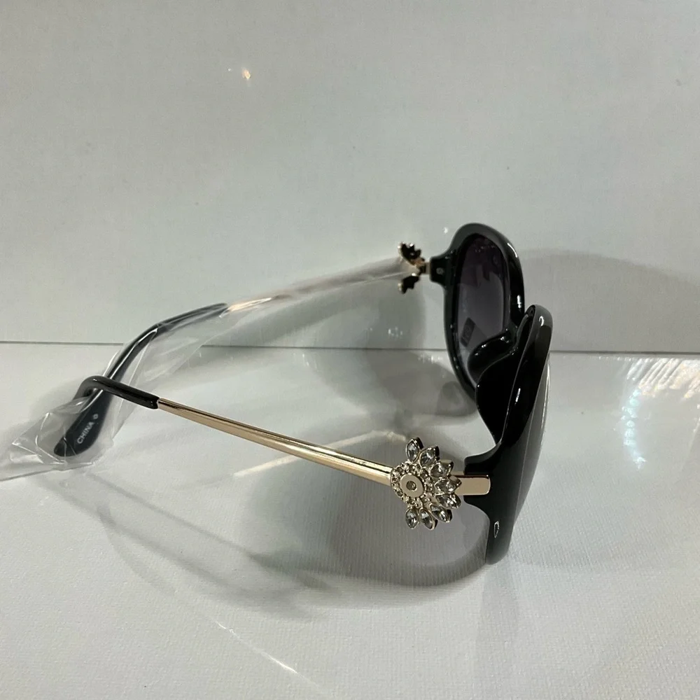 Elegant Black Oversized Sunglasses
